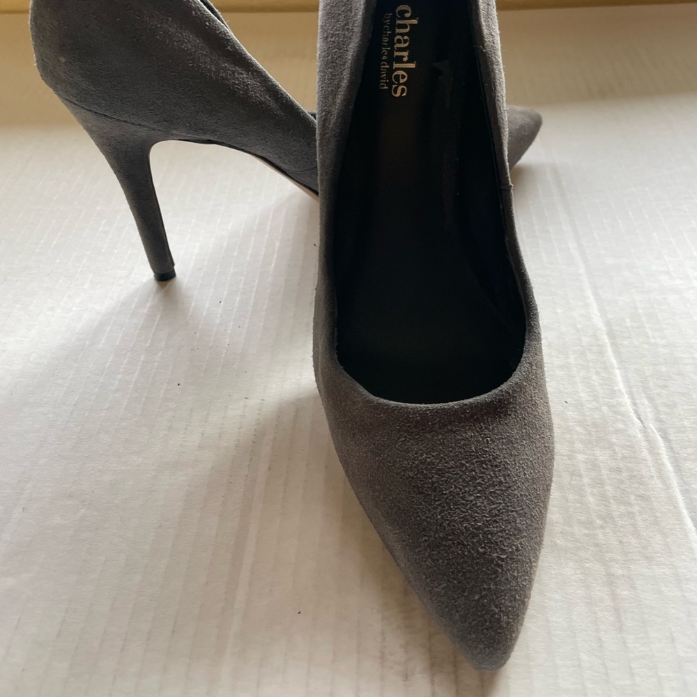 Charlies David Elegant Gray Suede Heels Size 8